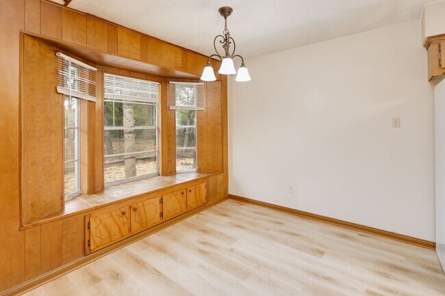 Building Photo - AUGUST PRE-LEASE! 3 bed, 2 bath home in Eastgate!