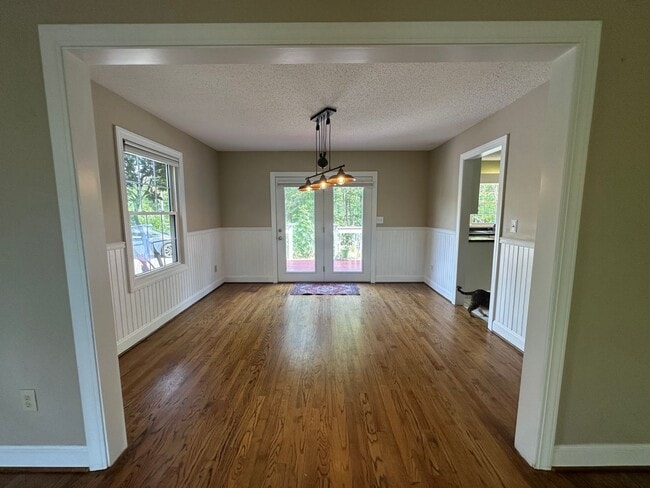 Building Photo - Large Weaverville Rental!