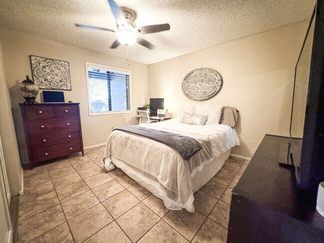 Building Photo - "Well Maintained 3 Bedroom, 2 Bathroom Poo...