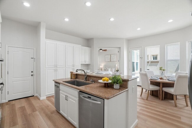Building Photo - BRIGHT, OPEN RESIDENCE IN RIVERMARK HOME WITH EXCELLENT LAYOUT