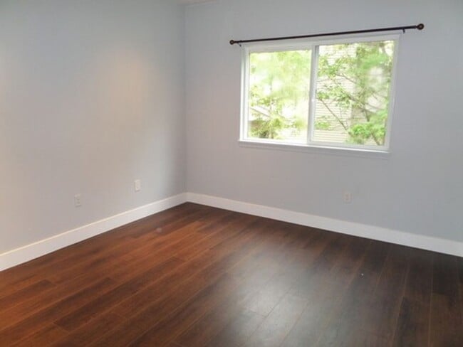 Building Photo - Super Nice 2-Bedroom Townhouse w/Attached ...