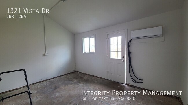 Building Photo - 1321 Vista Dr