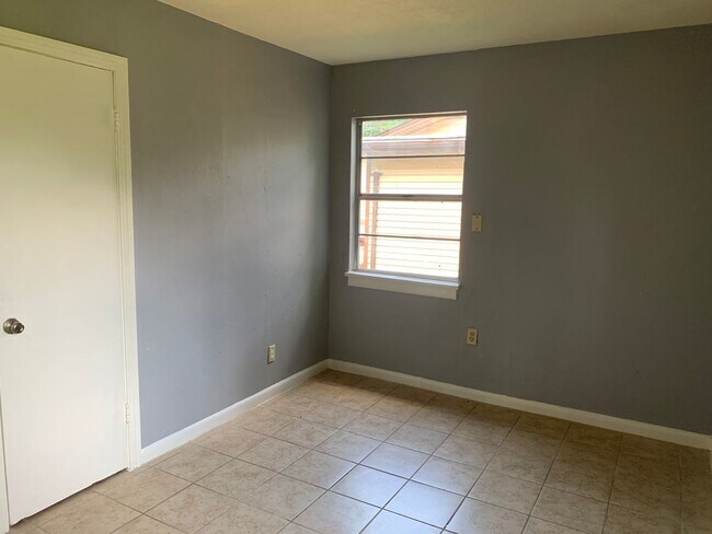 Building Photo - 3003 Hillcrest Ave
