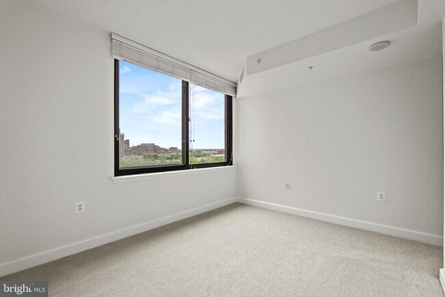 Building Photo - 2451 Midtown Ave