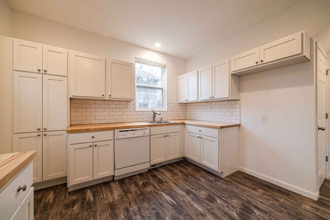 Building Photo - $1450 - Beautiful 3 bedroom home
