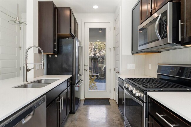 Building Photo - 402 El Paso St