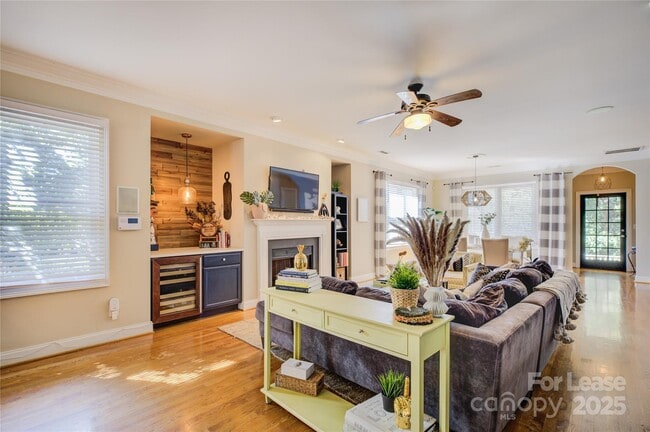 Building Photo - 909 Woodruff Pl