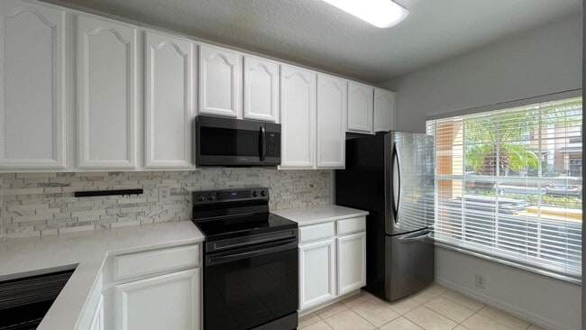 Building Photo - Charming,Pet Friendly 2 Bedroom, 2.5 Bath Townhome!