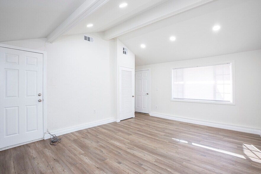 Building Photo - 7820 Lasaine Ave
