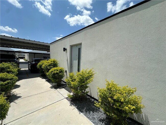 Building Photo - 1308 E Iris Ave