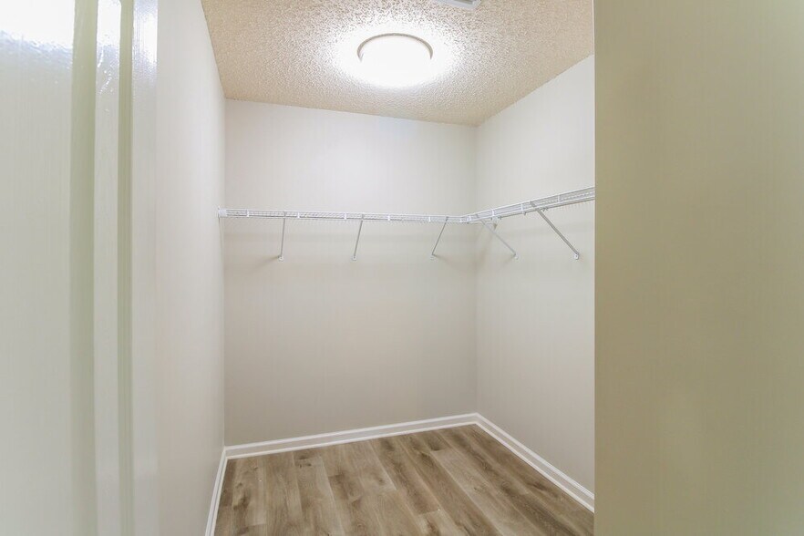 Building Photo - 717 S Lake Cunningham Ave