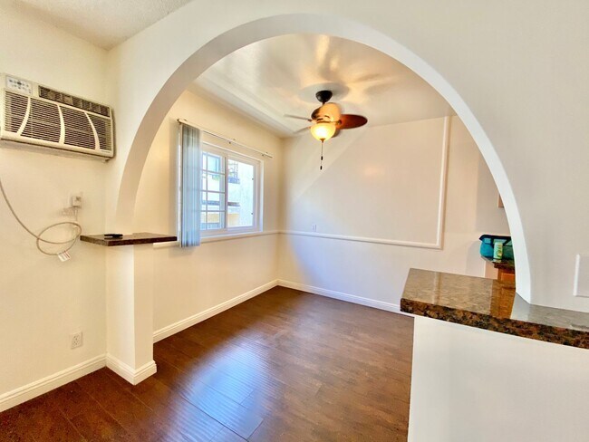 Interior Photo - mid363