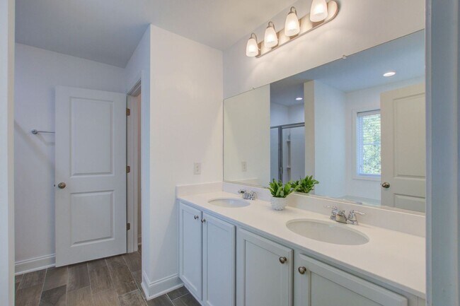 Building Photo - 4 Bedroom 2.5 Bath Townhome in Oyster Point - Mount Pleasant
