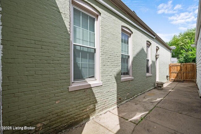 Building Photo - 722 Camp St