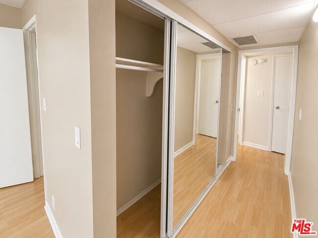 Building Photo - 5870 Green Valley Cir