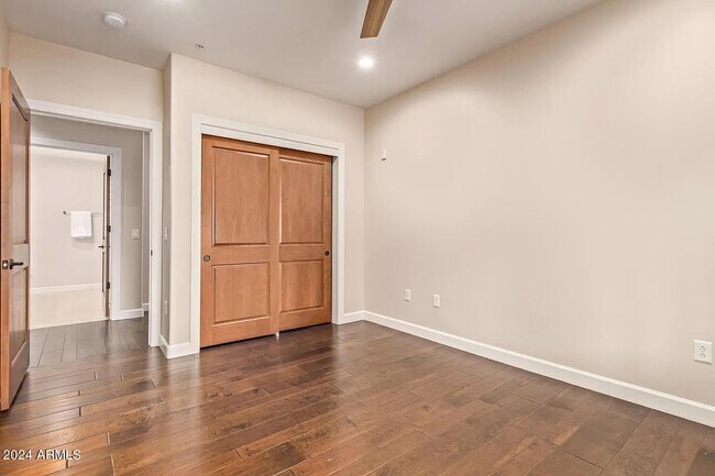 Building Photo - 4909 N Woodmere Fairway