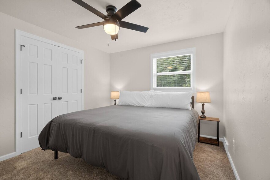 Building Photo - 2598 Parkwood Dr