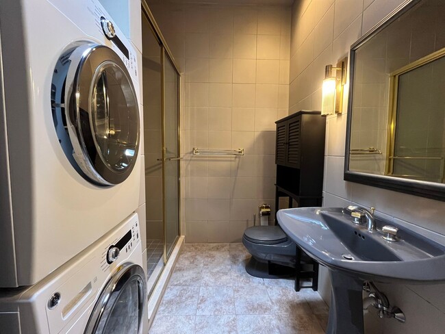 Building Photo - 200 W North Ave