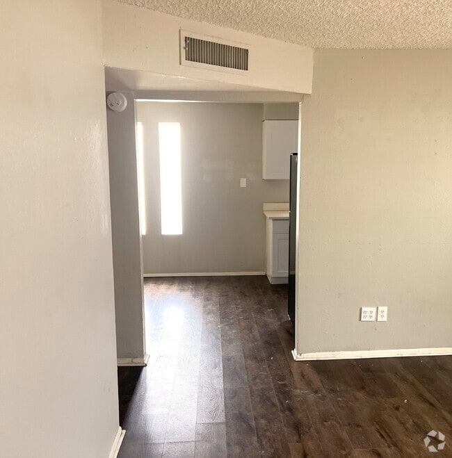 Building Photo - SINGLE STORY 2 BEDROOMS 1 BATHROOM NORTH P...