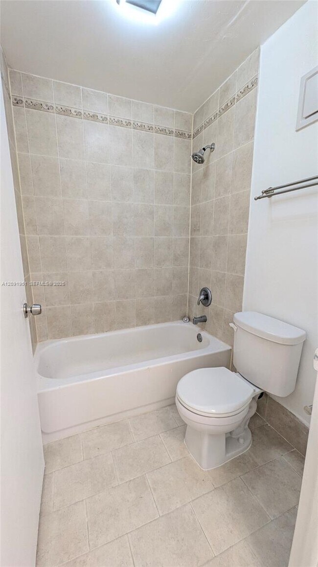 Building Photo - 10865 SW 112th Ave