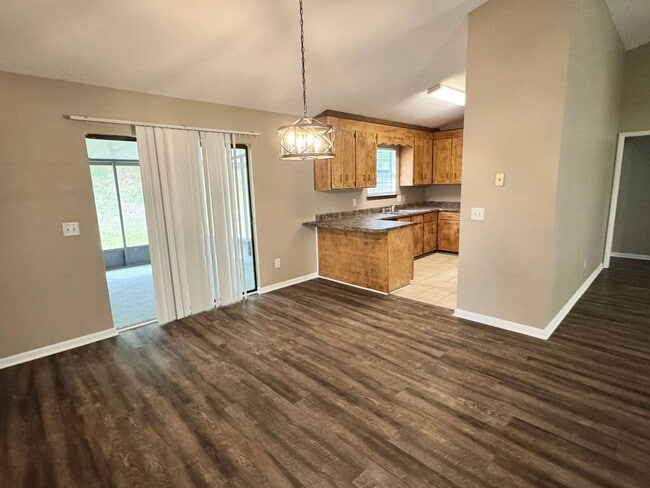 Building Photo - 601 Iroquios