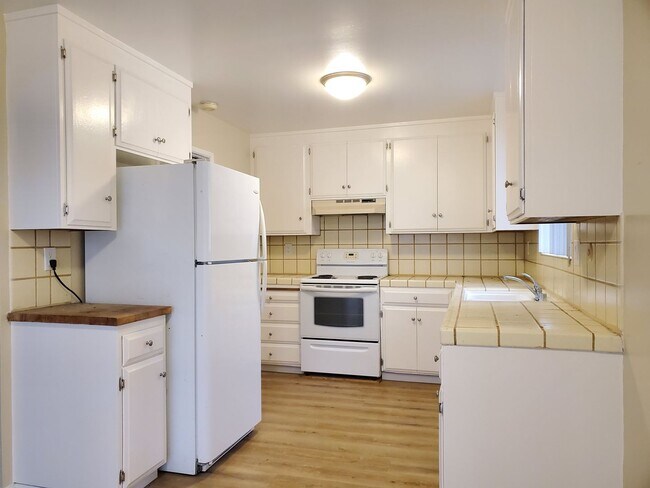 Building Photo - El Zuparko5828