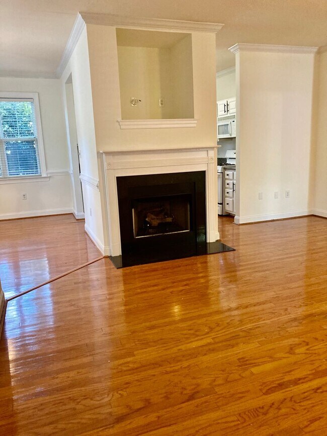 Building Photo - Renovated Southpark condo!