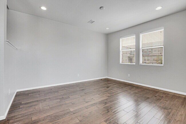 Building Photo - $2,600.00, 3 bed, 2.5 bath located in Denver