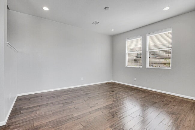 Building Photo - $2,750.00, 3 bed, 2.5 bath located in Denver