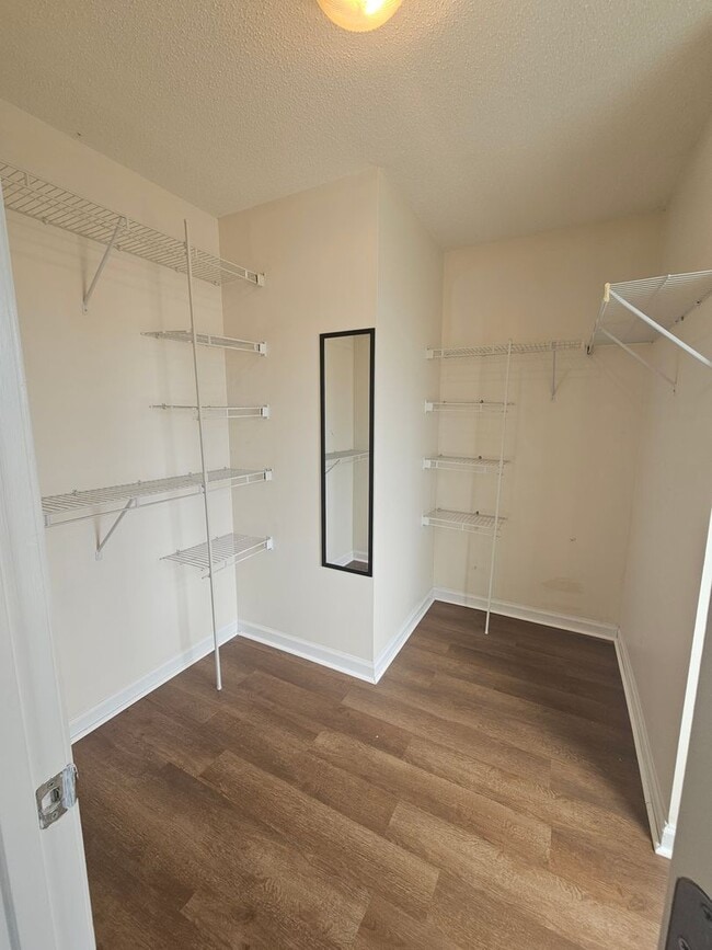 Building Photo - New Listing!!