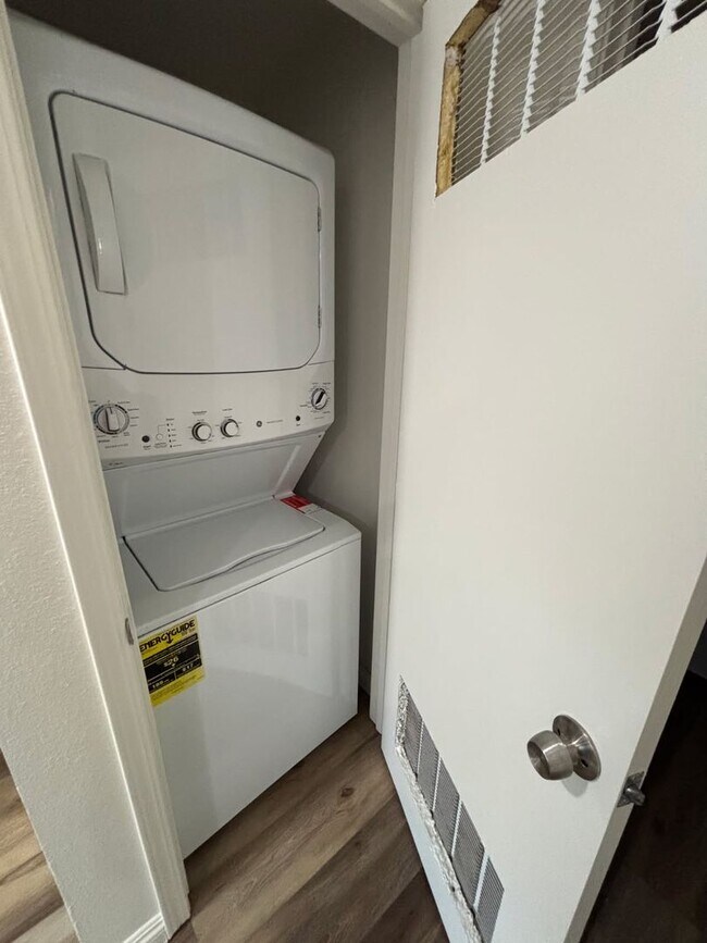 Building Photo - 1790 W Linden St