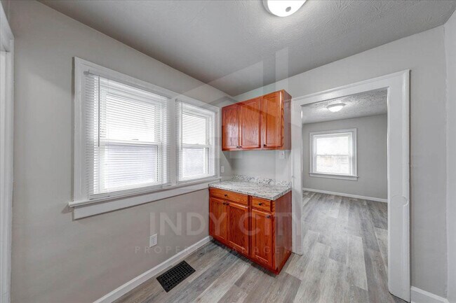 Building Photo - 919 N Bradley Ave