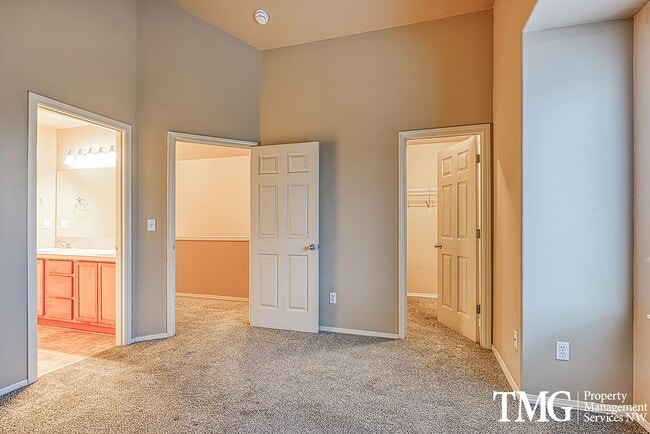 Building Photo - Gorgeous Four Bedroom Townhome in Hillsboro!