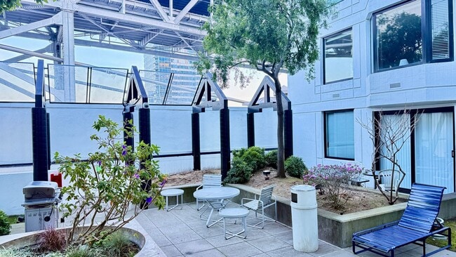Building Photo - Bright 1BR/1BA w/ City Views, Amenities and just Steps to Embarcadero -AMSI