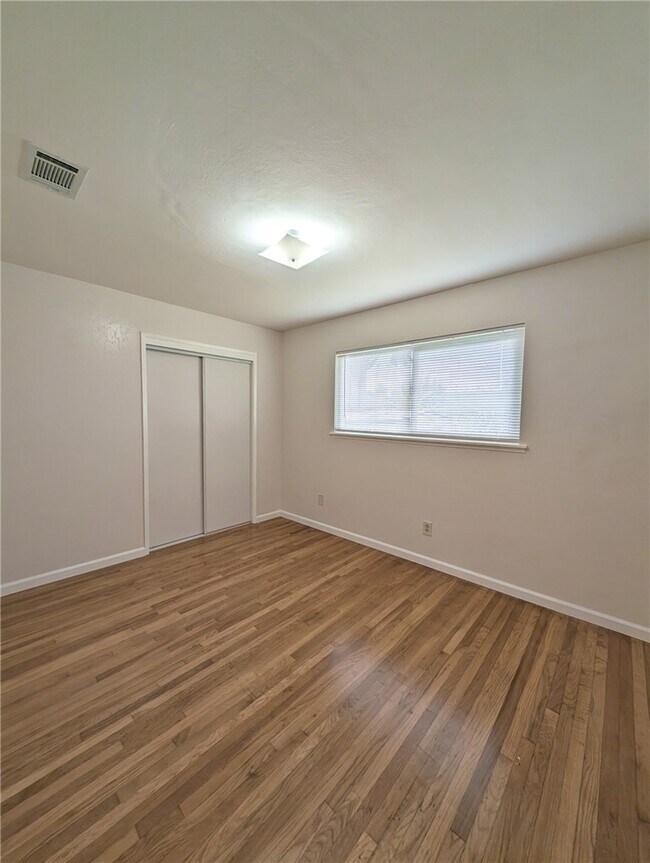 Building Photo - 877 Pearl Dr
