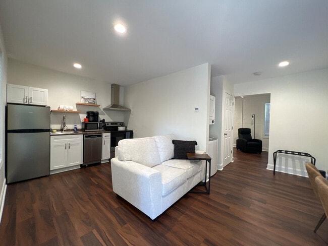 Building Photo - 107 David St