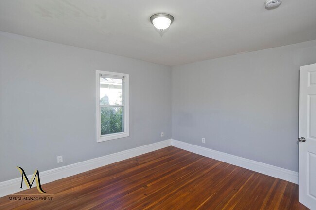 Building Photo - Single Family Home just minutes away from E. Longmeadow!