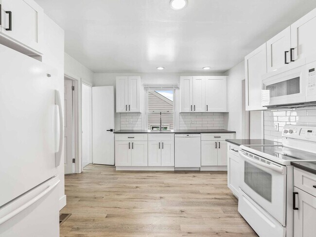 Building Photo - AVAILABLE OCT 1st! Don't miss this RENOVATED 2 bedroom in Penn Hills!