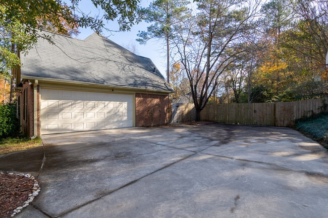 Building Photo - 4135 Knollcrest Cir N
