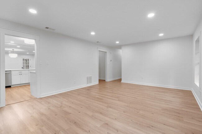 Building Photo - 3333 Meadow Hill Rd