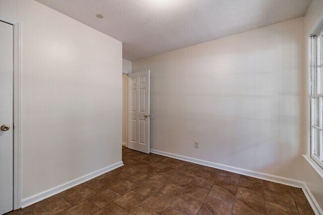 Building Photo - 170 Garnett Ridge Dr