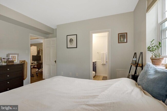 Building Photo - 1811 Key Blvd