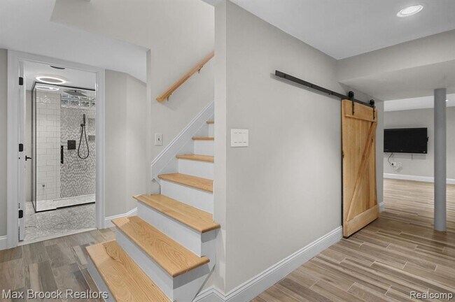 Building Photo - 2120 Buckingham Ave