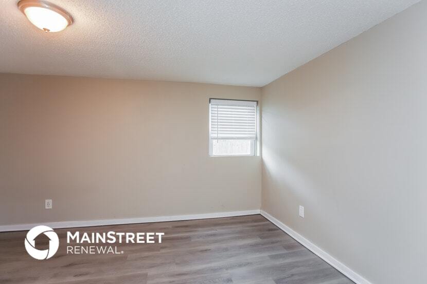 Building Photo - 1006 SW Lakeview Blvd