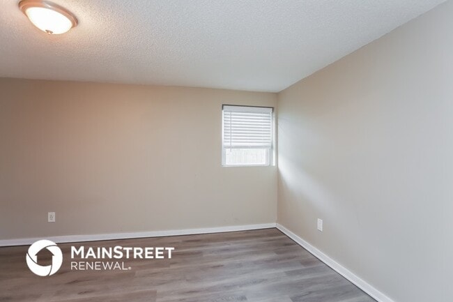 Building Photo - 1006 SW Lakeview Blvd