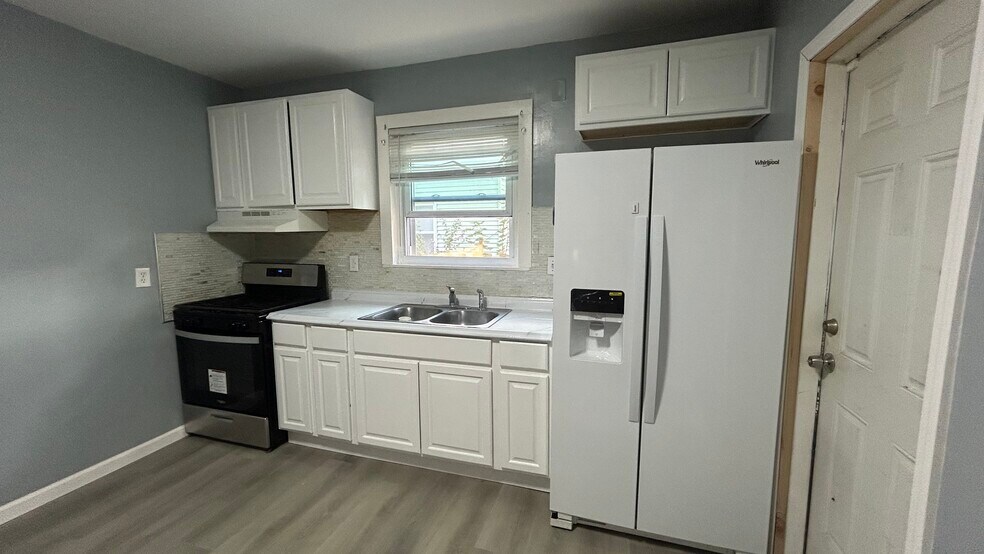 Primary Photo - 170 Lewis Ave
