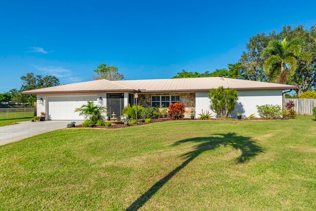 Building Photo - 762 SE River Ln