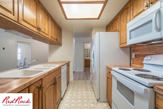 Building Photo - 3 Bedroom End Unit Townhome in Downtown St. George