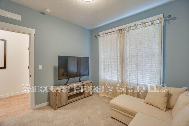 Building Photo - 737 SE 38th St