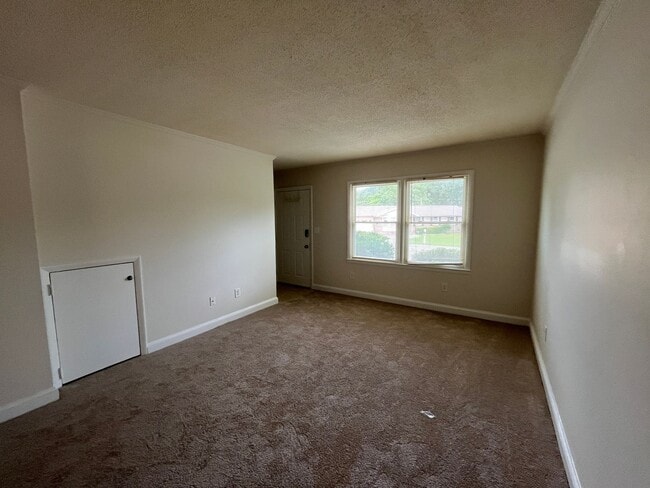 Building Photo - 2 Bedroom, 1.5 Bath Town Home Located at E...